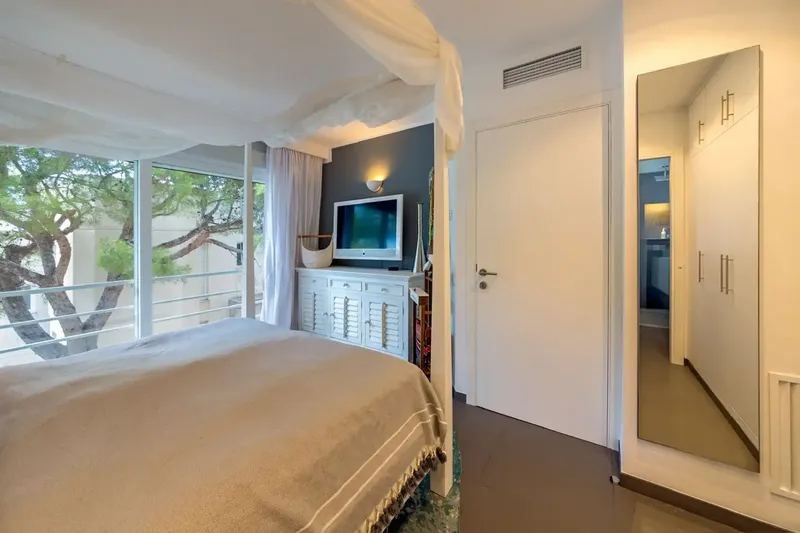 This impressive triplex penthouse, located in the exclusive area of La Mola (Port d'Andratx), combines luxury, design and privileged location. — photo 3
