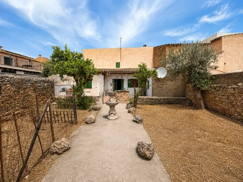 AVS Properties offers for sale a traditional Majorcan house, free ceiling, with patio and garage in Santa Maria del Camí, with 224 m2 built — photo 2