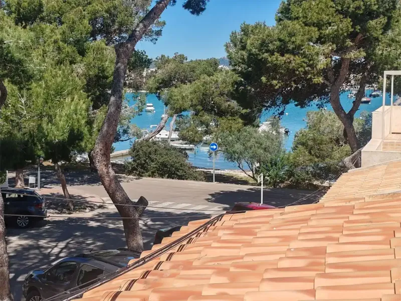 Alquiler de larga duración. Chalet a 50m del mar aproximadamente. Consta de terraza delantera con porche y vistas al puerto, terraza trasera — photo 10