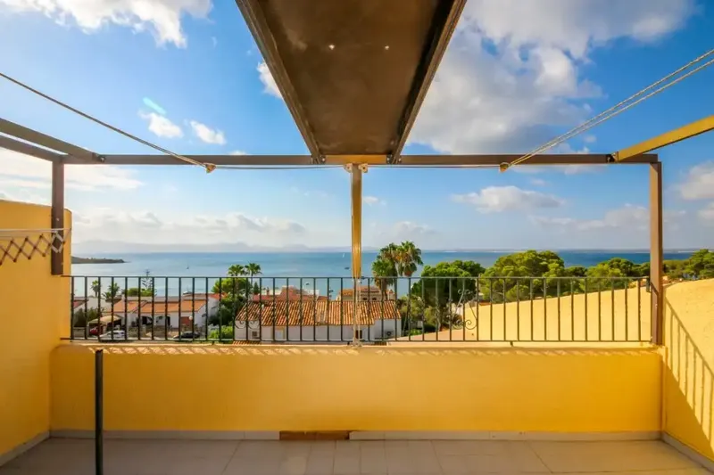 Spacious semi-detached house for sale, located in one of the most demanded and desired urbanizations of the northern area of Mallorca, Alcanada. Urban — photo 7