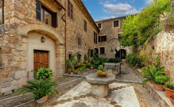 Historic villa with garden in Fornalutx — photo 1