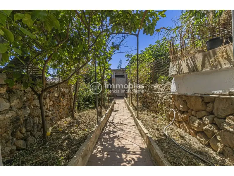 Discover this three-story property located in a quiet pedestrian alley with no car traffic, a corner that guarantees absolute peace — photo 3