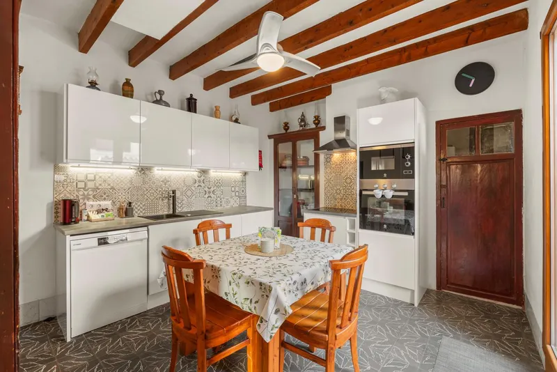 Charming house with sunny patio and holiday rental licence — photo 4