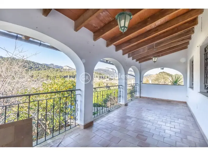 House on rustic estate with stunning views — photo 4