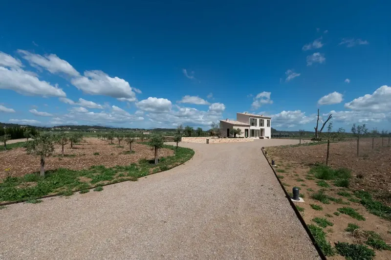 Discover this impressive rustic finca located in the charming town of Sineu, where luxury meets nature. With a — photo 4
