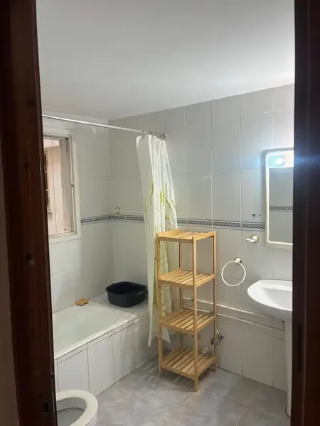 We present this spacious apartment in the coveted Plaza de Toros area, ideal for those looking for a project to their measure. The property has — photo 6