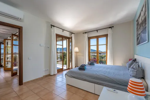 Calvia, tranquil villa in Calvià with stunning sea and mountain views and a holiday rental license — photo 9