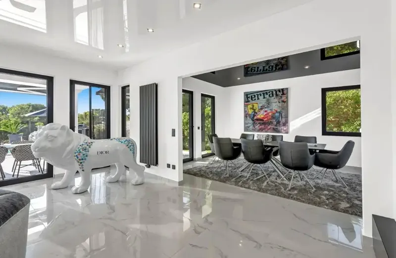 In one of the most coveted residential areas of southwest Mallorca, this exceptional villa awaits you with its successful combination of p — photo 3