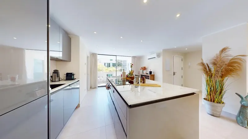 Located next to the emblematic Plaza España and just minutes from Plaza Patines, this exclusive, completely renovated apartment enjoys — photo 11