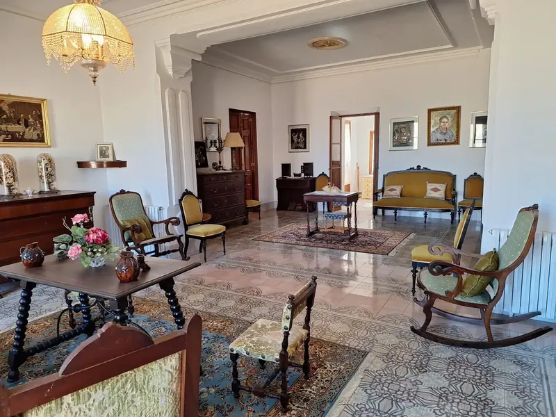 Impressive early 20th century house with all its charm and glamour, three floors, more like a mansion — photo 5