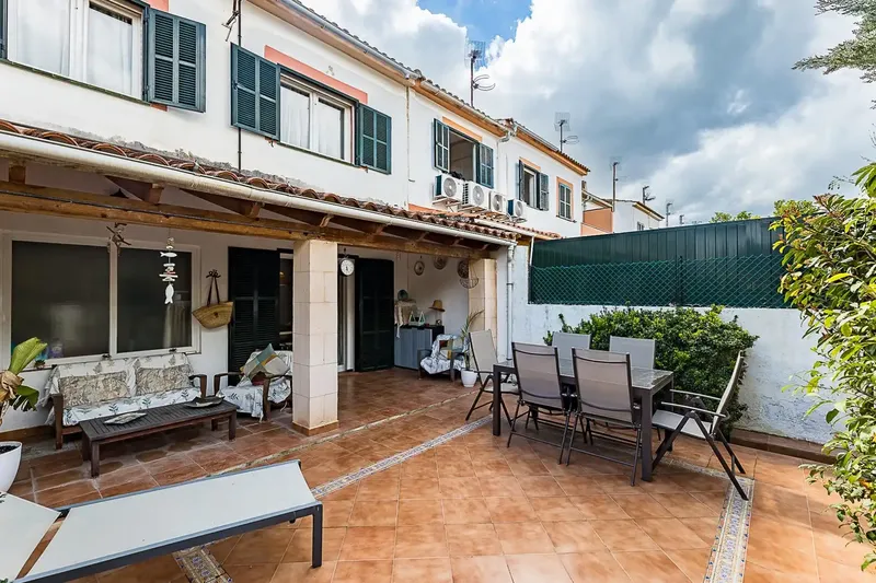 We present this magnificent townhouse located in the quiet and sought-after neighborhood of Secar de la Real, an ideal location for those who — photo 1