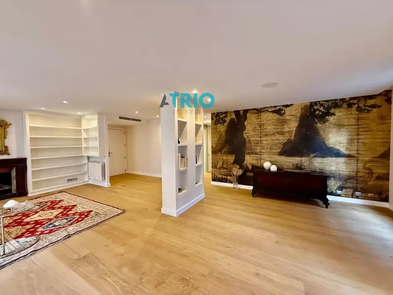 In the heart of Palma's old town, just steps from the majestic Cathedral of Mallorca (La Seu), this elegant and spacious apartment is located — photo 11