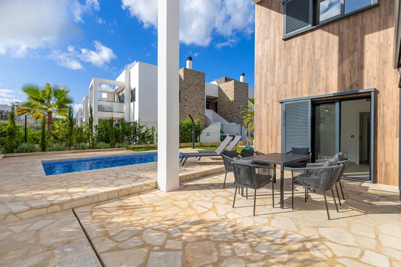 Dreamlike villa with pool and garden on the east coast — photo 9