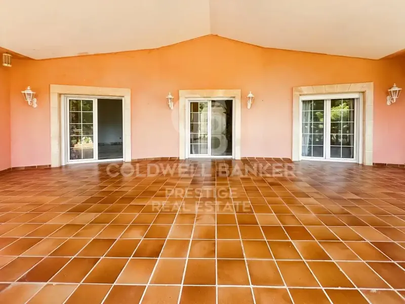 Situated in a privileged position on a mountainside, this magnificent villa of more than 550 m² built combines spaciousness, light — photo 4