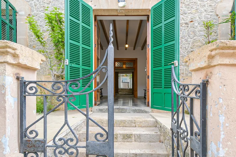 Village house in the center of Costitx with renovation potential — photo 1
