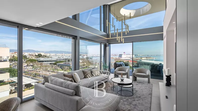 Luxury Frontline Penthouse with Sea and Harbour Views on Paseo Marítimo — photo 1