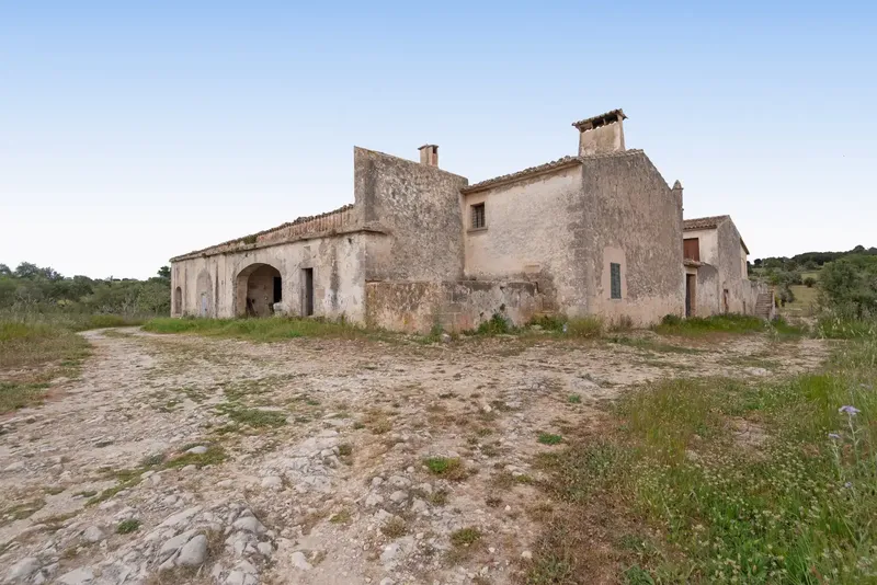 This majestic 16th-century property, with an area of 546,661 m², offers a unique and historic setting. — photo 10