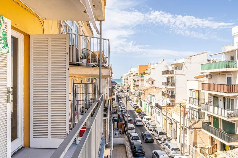 3-bedroom flat with balcony and sea views — photo 1