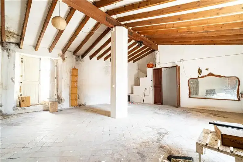 Character house to renovate in the center of Costitx, 216m² approx., distributed over 2 floors, large living-dining room of 60m² approx. — photo 4