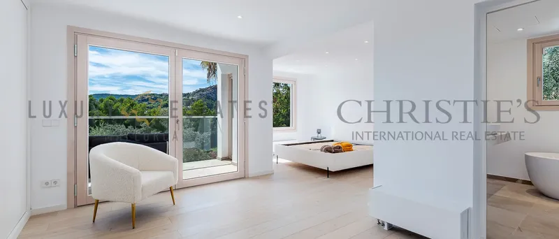Refurbished villa in Son Vida with views over the golf course and partial sea views — photo 12
