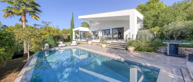 Modern bungalow-style villa in Cala Vinyas with pool and garden — photo 2