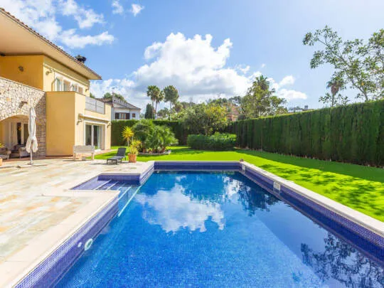 Mediterranean villa with great potential in a quiet location — photo 3