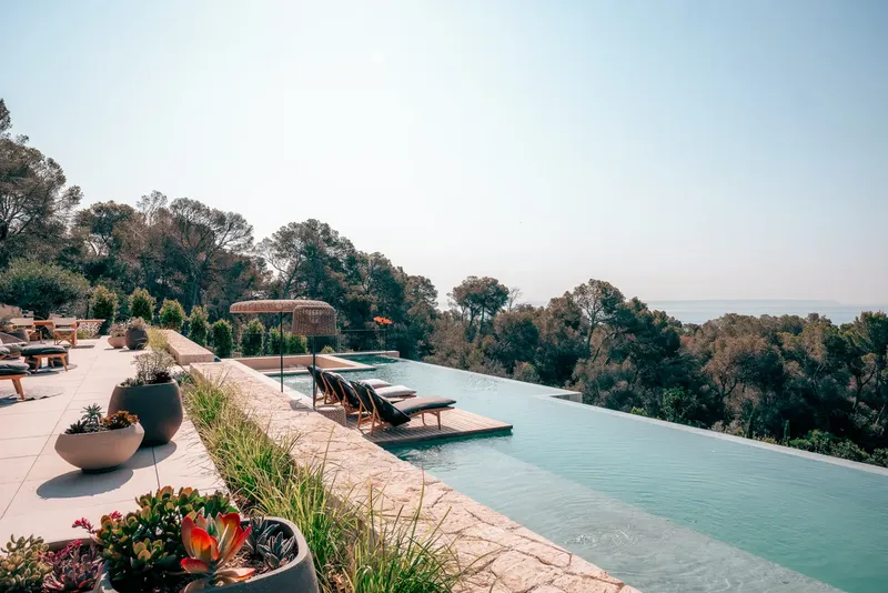 Elegant 5-Bedroom Villa in Old Bendinat with Sea Views — photo 1
