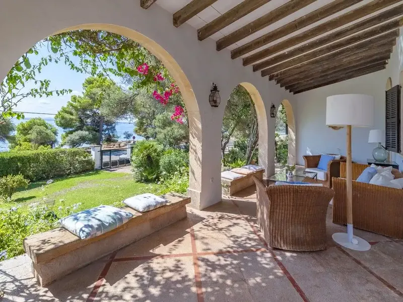 This impressive seafront villa now on offer is located in the coveted area of Alcanada, Alcudia. It offers a unique combination — photo 1