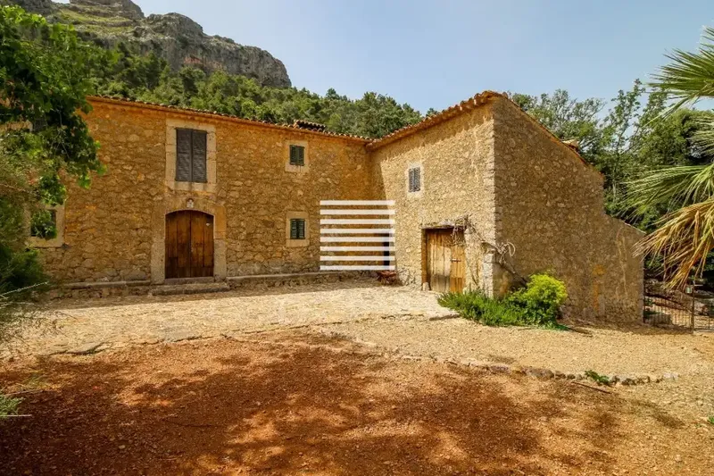 Located among the highest mountains on the island, this beautiful traditional Mallorcan country estate is one of the few remaining on the island — photo 3
