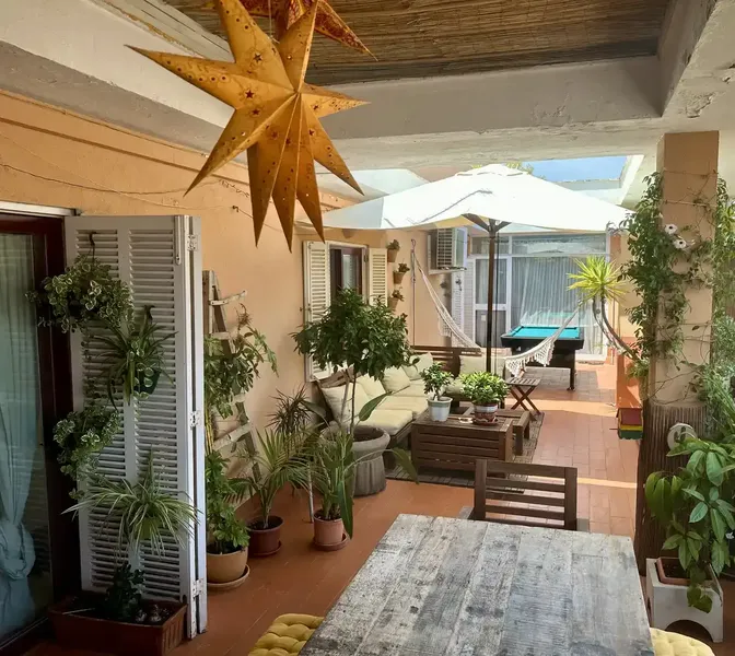 ES: Precioso ático con una espectacular terraza privada de 82 m² y vistas al mar, situado en la demandada zona de Génova. — photo 2
