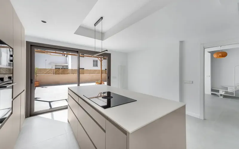 This wonderful newly built duplex with sea and mountain views is located a few steps from the beach and the marina — photo 4