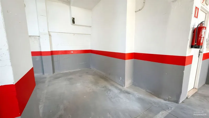 Secure underground parking space with an automatic garage door — photo 2