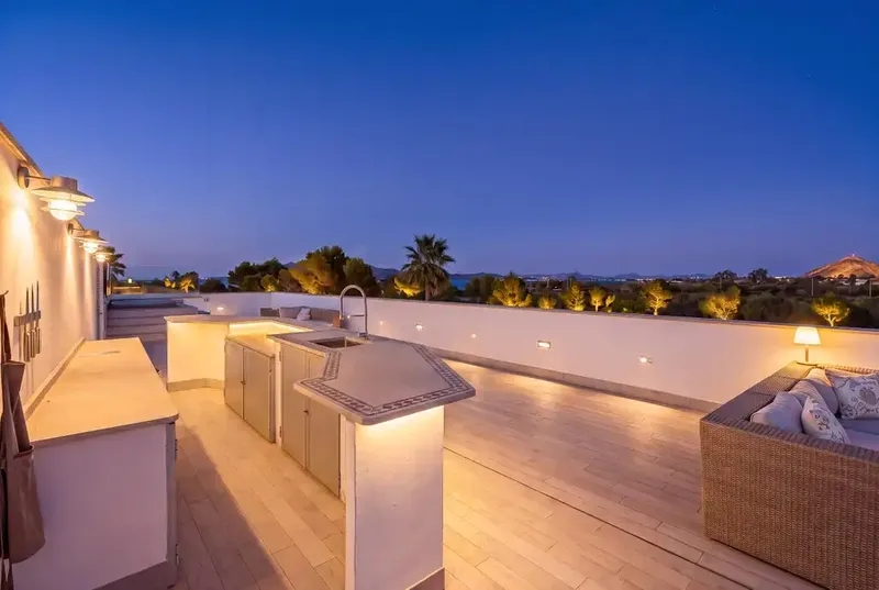 Esta impresionante villa contemporánea en venta está situada en el tranquilo enclave de Llenaire, ofreciendo una rara combinación de espacio — photo 4