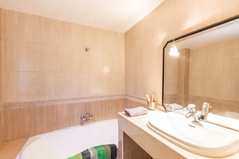 Situated in one of the most coveted residential areas of Portals Nous, this detached villa enjoys an elevated location next to a z — photo 9