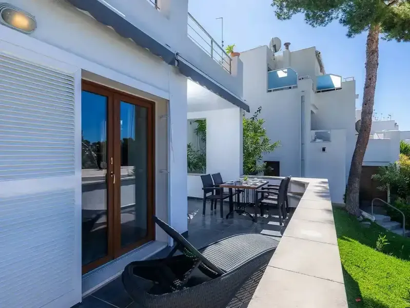 El Apartamento está situado en el corazón del pueblo de Cala D'Or, en la planta baja elevada de un complejo de apartamentos. El alojamiento  — photo 4