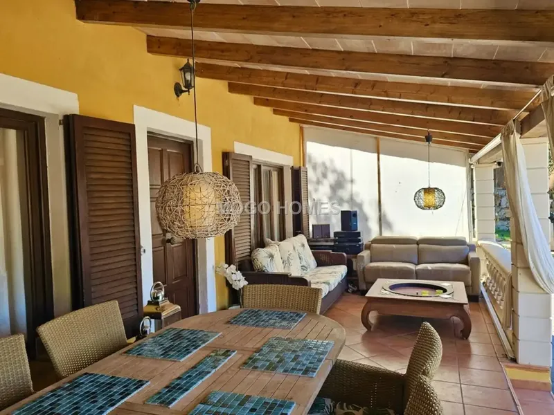 Esta atractiva casa es perfecta para quienes desean vivir en el campo, ya que cuenta con conexiones a la red eléctrica y al suministro de ag — photo 4