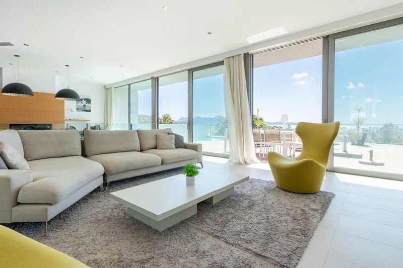 Modern coastal villa with panoramic bay views in Puerto Pollensa — photo 6