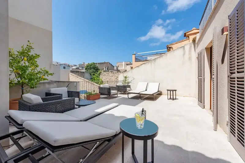 Situated in the heart of the charming historic center of Pollensa, this beautifully renovated townhouse perfectly combines character — photo 5