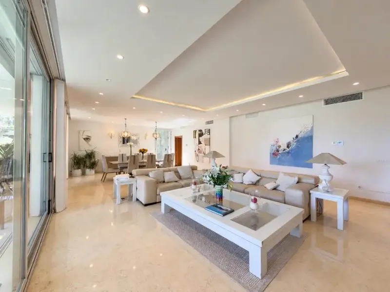 Ubicada en una amplia parcela de aproximadamente 2.000 m², la propiedad está rodeada de cuidados jardines con árboles maduros, una gran vari — photo 3
