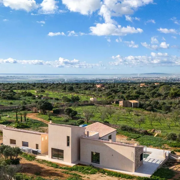 Farmhouse with panoramic views — photo 1
