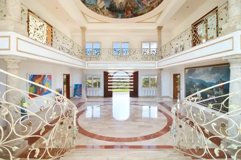 With over 16,000 m² of land and an elegant 608 m² residence, this property perfectly combines luxury, privacy and spectacular — photo 1