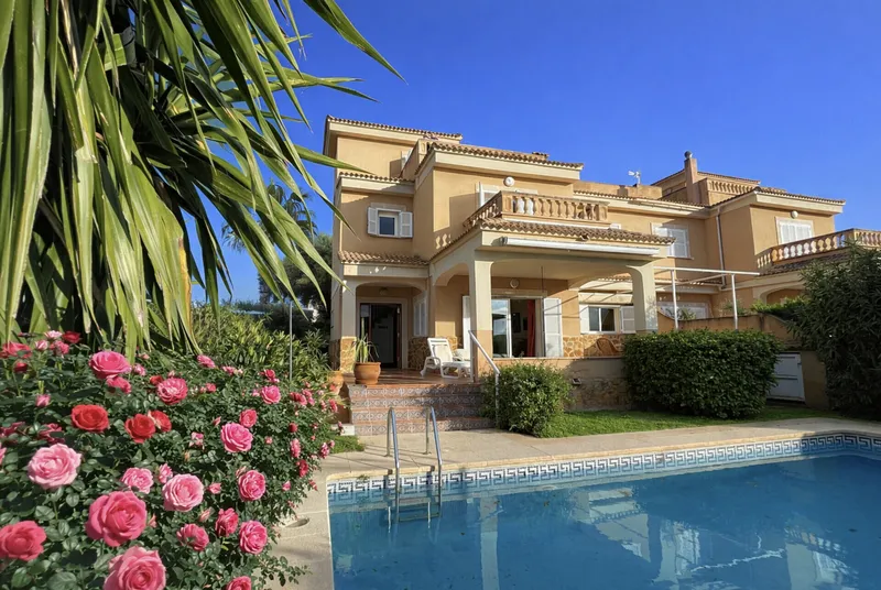 Magnificently situated terraced house with sea views and pool in Bahía Grande — photo 1