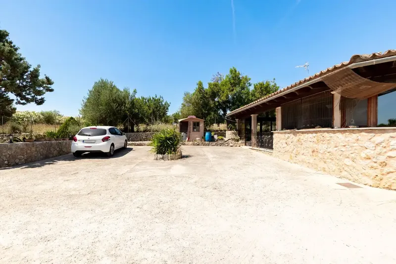 In an environment of absolute tranquility, on the outskirts of the charming village of Moscari, lies this magnificent rustic estate that combines — photo 7