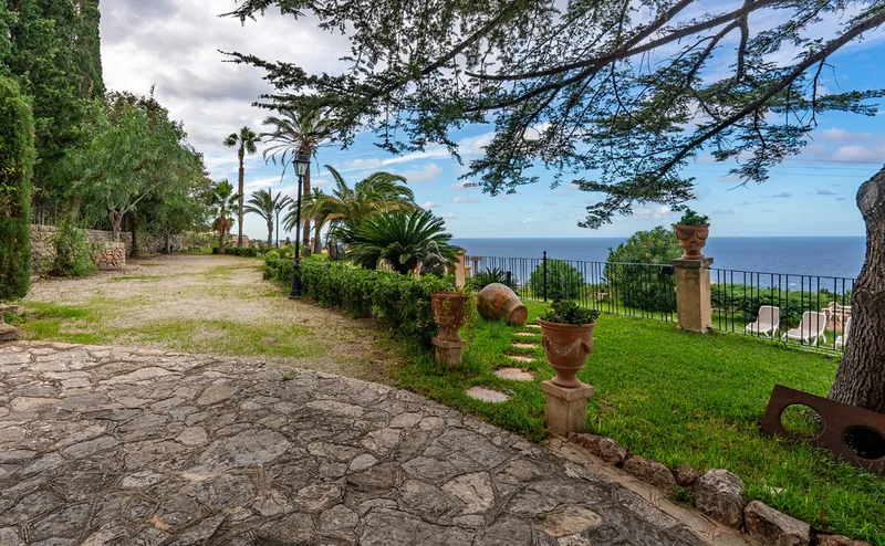 Manor house with swimming pool and breathtaking sea views — photo 5