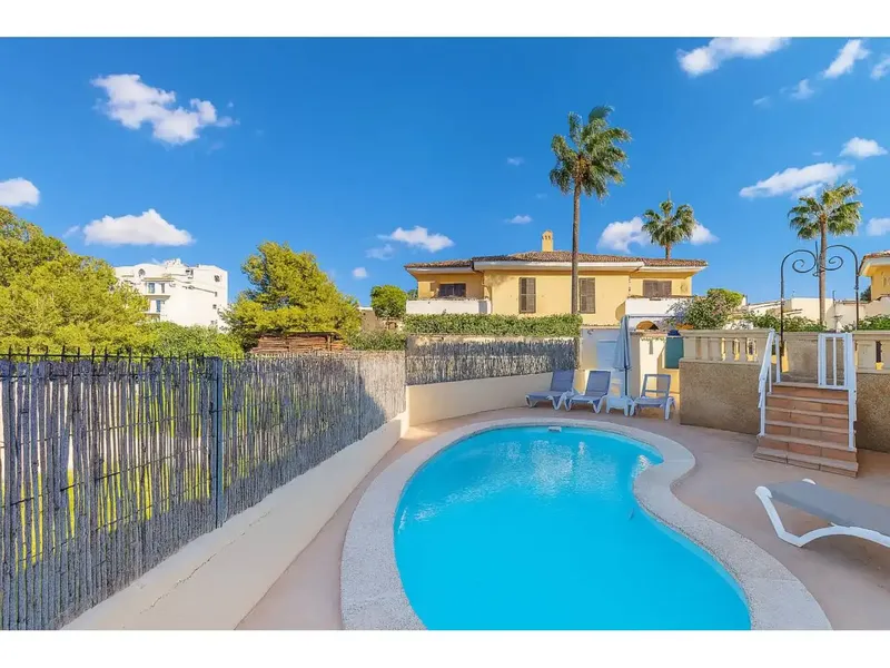 Detached house with pool — photo 3