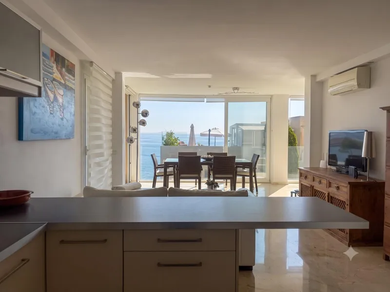 Exclusive Apartment with Stunning Sea Views and Private Beach Access in Cala Vinyes, Calvià — photo 2