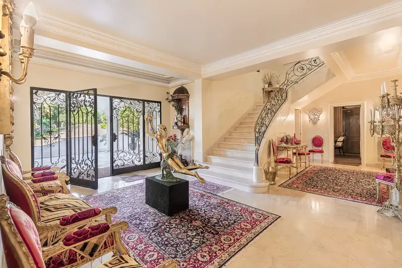 This exclusive property in Genoa impresses with its stunning views of the entire Bay of Palma and offers great privacy, although it b — photo 3