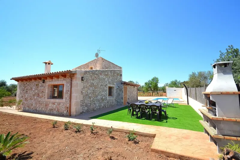 Enjoy the tranquility of the Mallorcan countryside in this beautiful finca with private pool, available for seasonal rental, located in — photo 7
