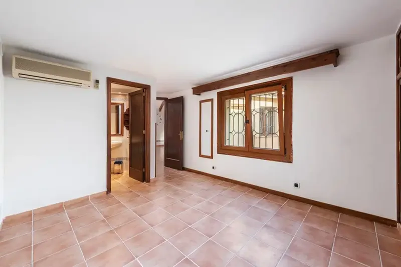 Perfect for families, this house for sale in Puerto Pollensa is a great investment opportunity, full of potential and a perfect — photo 8