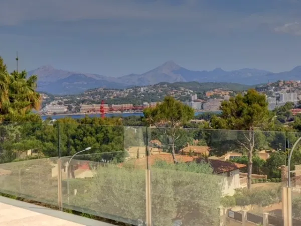 Villa in sought after residential area with panoramic sea views in Calvià — photo 9